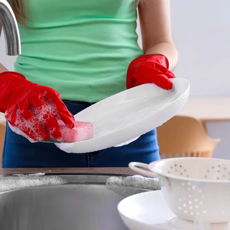 How to Wash Dishes Without Splashing 2